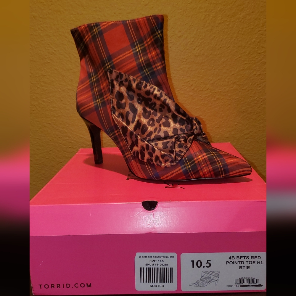 NWOT! BETSY JOHNSON/TORRID BOOTIE